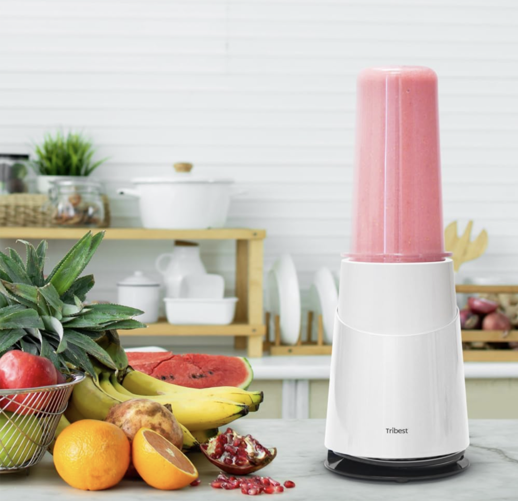 Personal blenderit — kompakti tehosekoitin ja tuoreita raaka-aineita